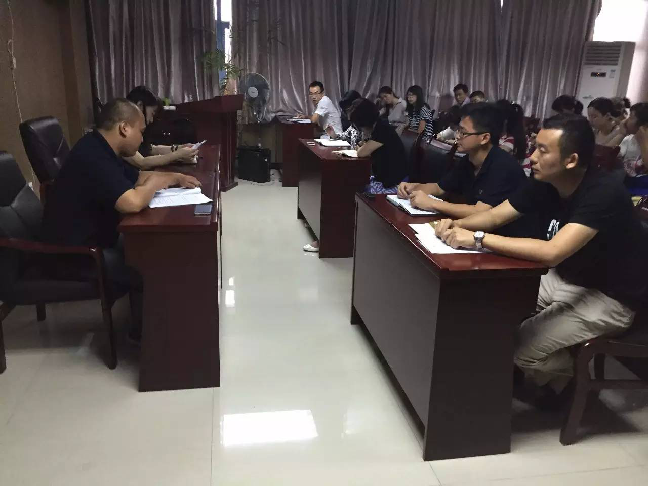 球友会手机版组织传达学习关于我市8起“违插”典型案例的通报》