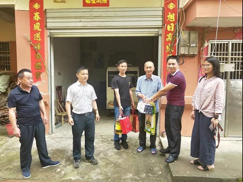 球友会手机版机关党支部开展“慰问贫困户 情暖端午节”党日活动