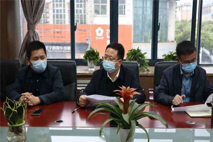 胡许亮主持召开球友会手机版临时用地复绿复垦调度会