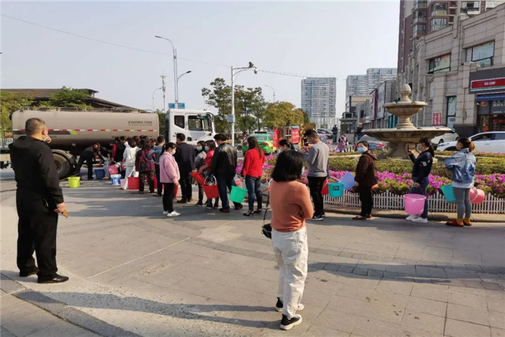 金开球友会手机版管护公司为停水居民送上生活用水