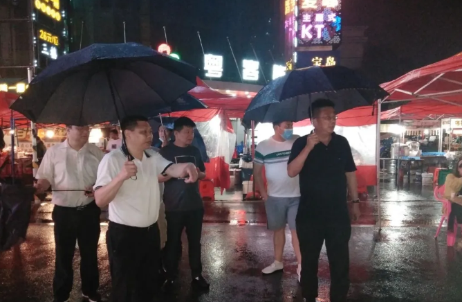 球友会手机版党委副书记、副总经理袁扣华前往紫荆路步行街调研