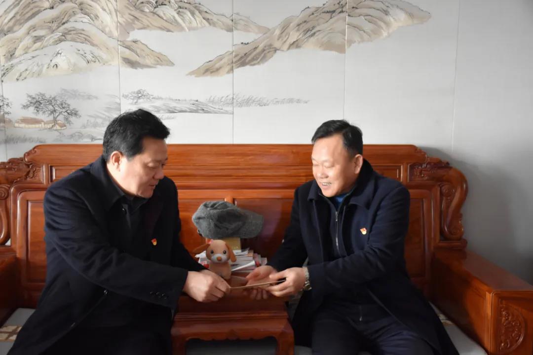 球友会手机版党委书记、董事长谢荣华春节前走访慰问退休老党员