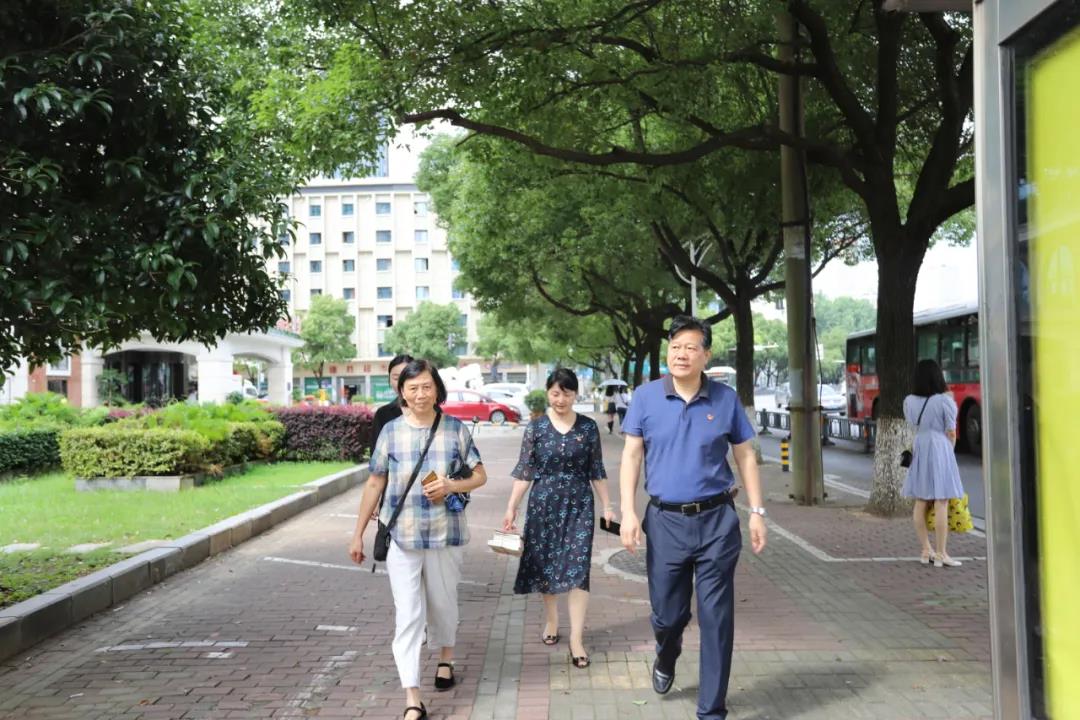 球友会手机版党委开展“七一”前夕走访慰问活动