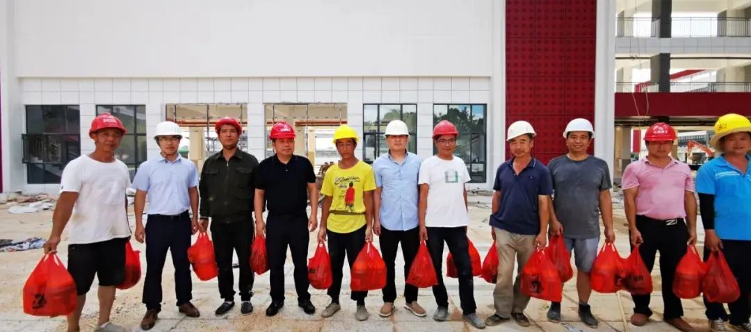 金开球友会手机版开展“高温慰问送清凉 凝心聚力鼓干劲”活动
